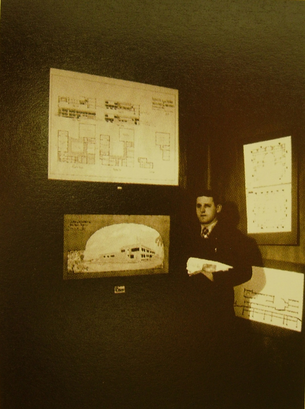 Riccardo Coletti con planos de arquitectura en 1940