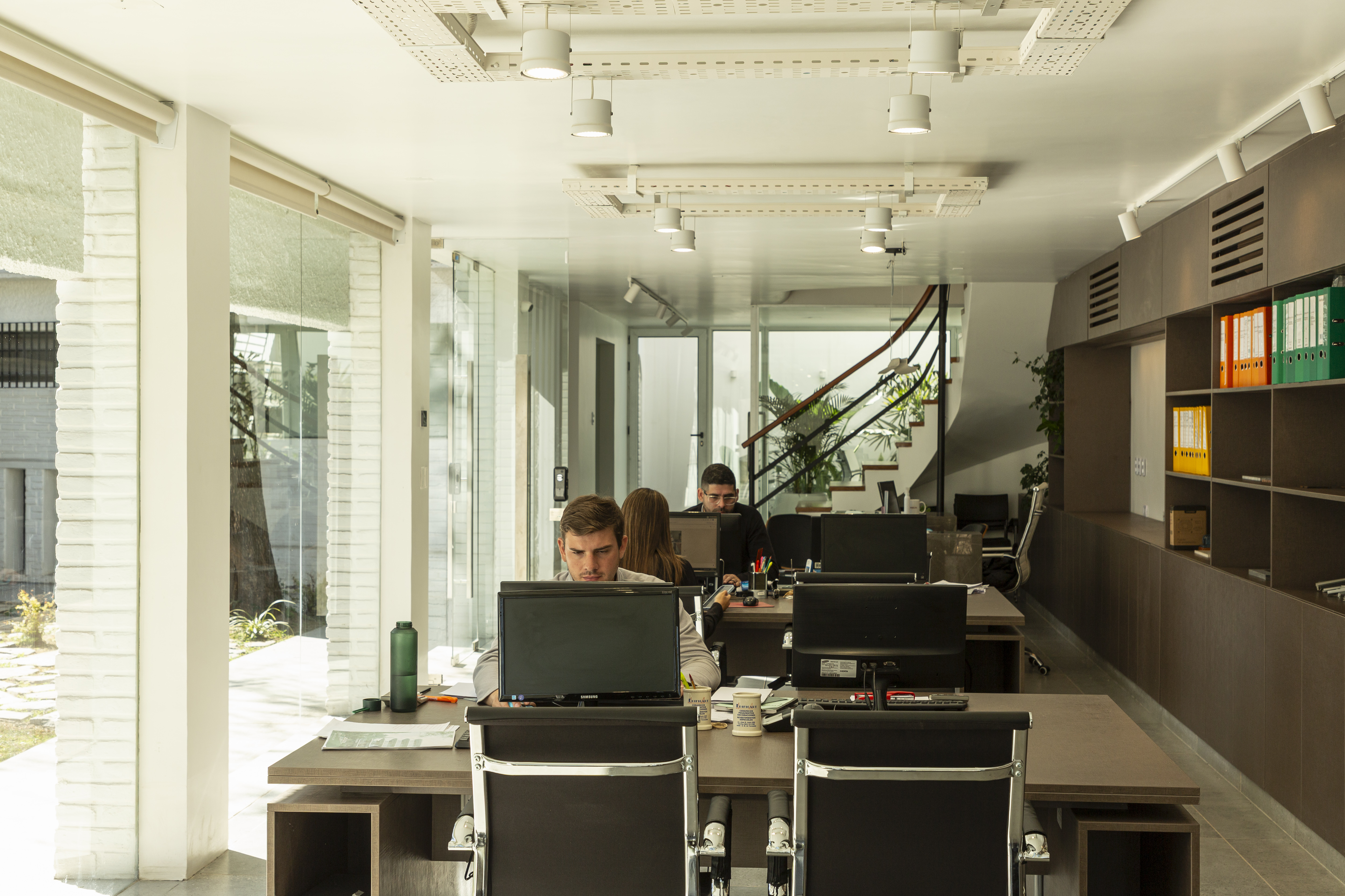 Equipo de trabajo en oficina moderna