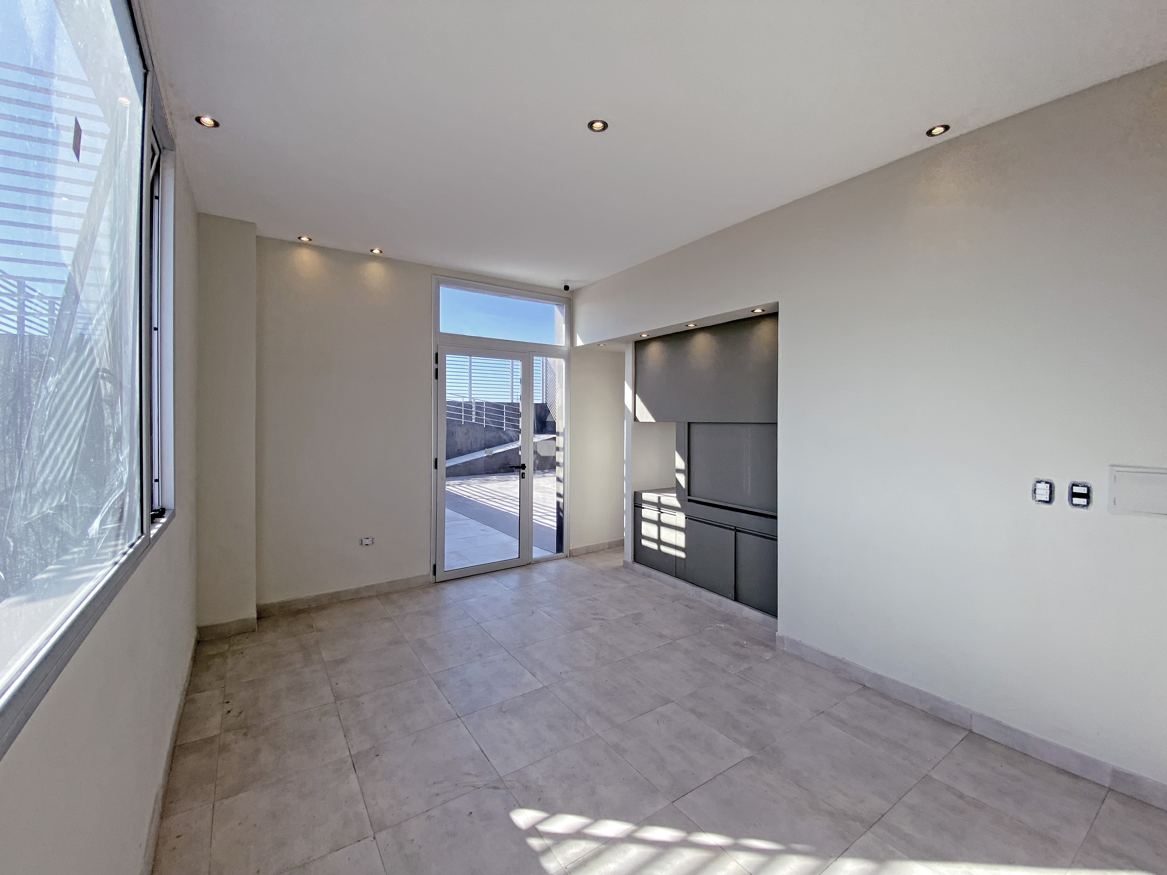 SF 858 gallery image 5