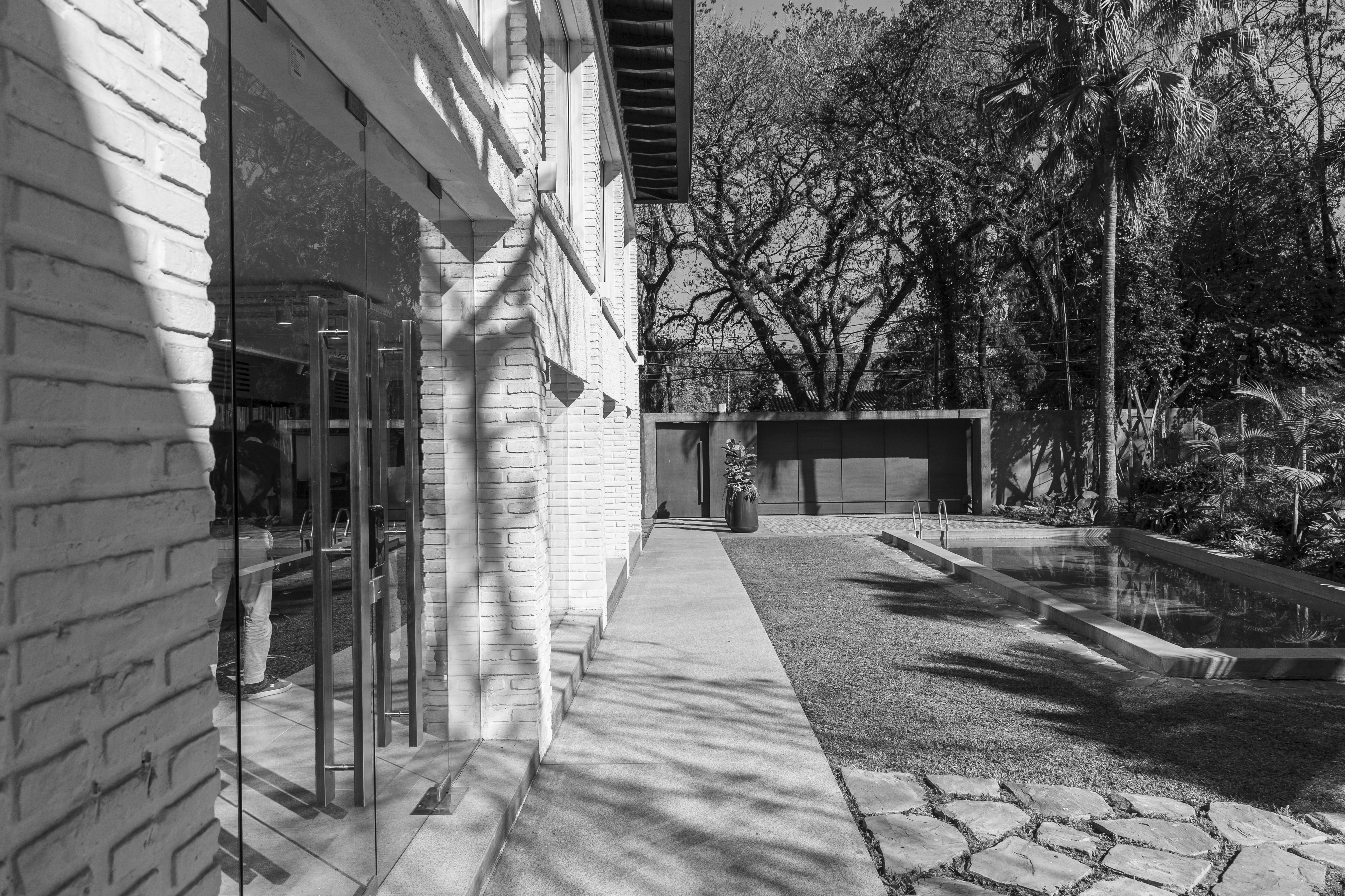 Equipo de arquitectos y constructores trabajando en planos