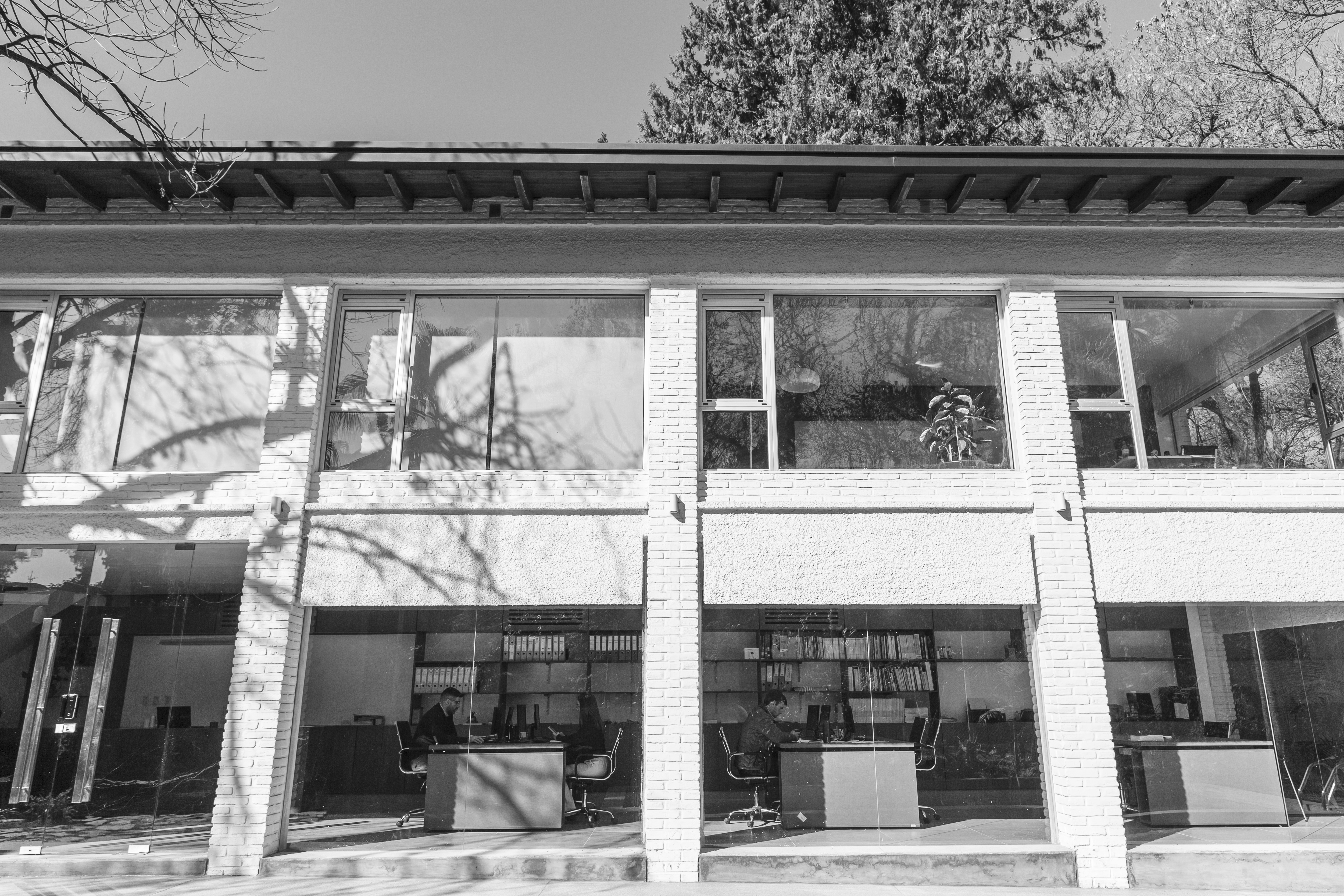 Equipo de arquitectos y constructores trabajando en planos