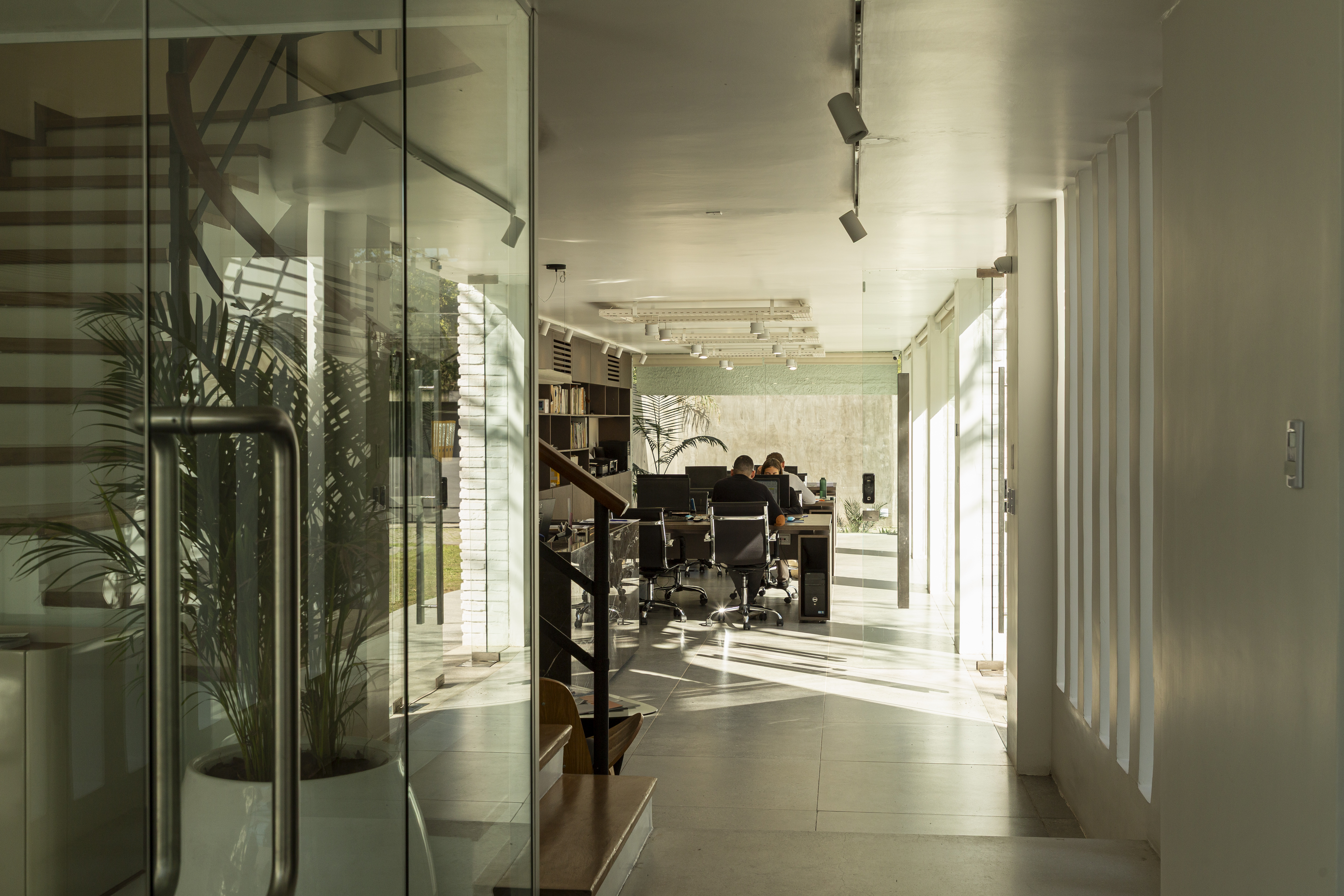 Equipo de arquitectos y constructores trabajando en planos