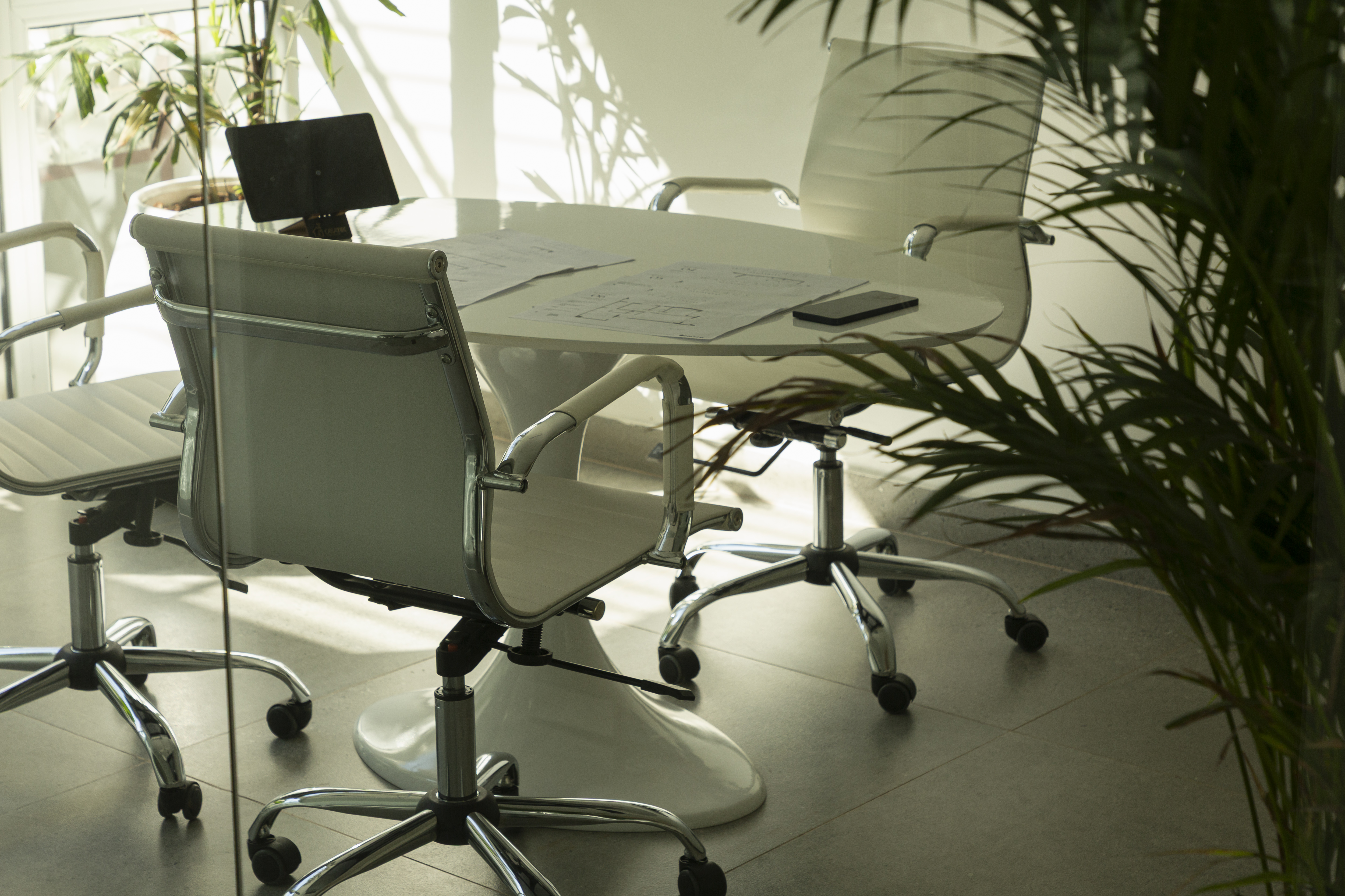 Equipo de arquitectos y constructores trabajando en planos