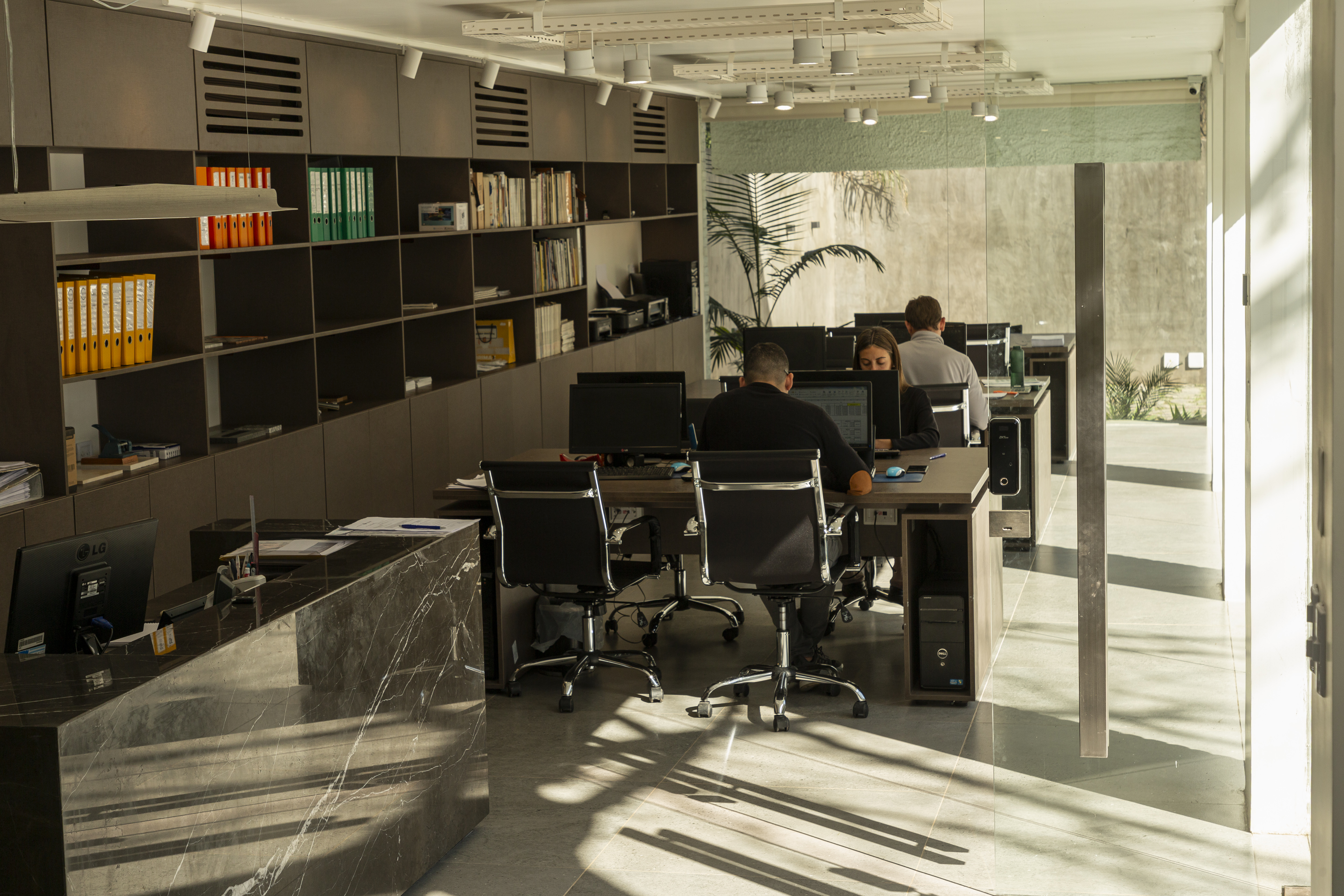 Equipo de arquitectos y constructores trabajando en planos